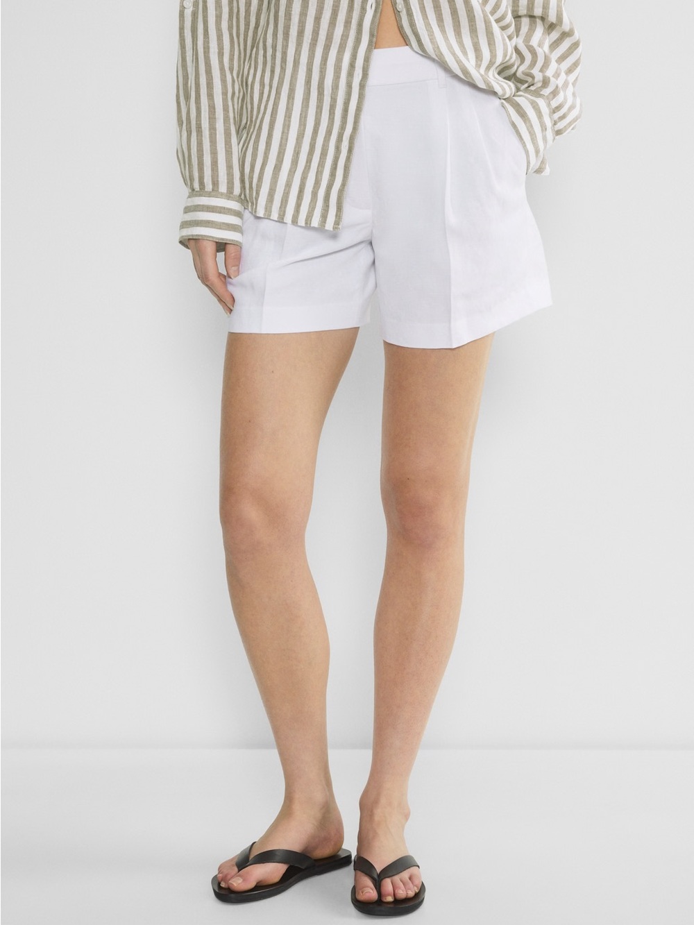 Aritzia Women’s White Pleated Tailored Shorts